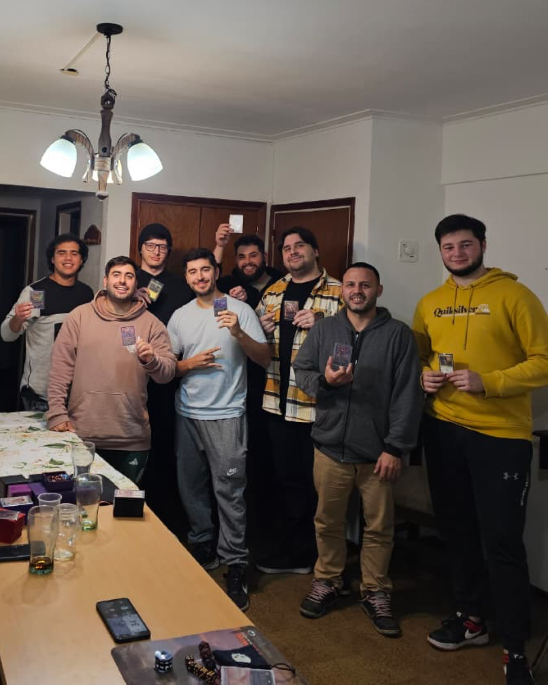 La comunidad posando con sus cartas al cierre de una fecha