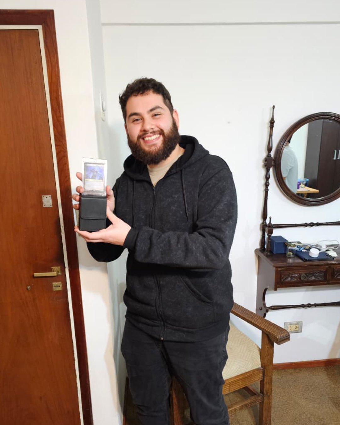 Lucas sonriendo con la carta de Kuja que le regalamos