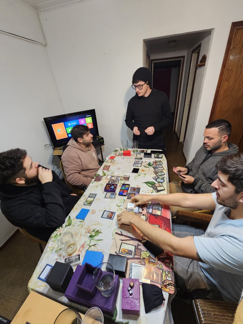 Partida de Commander en curso con toda la mesa concentrada